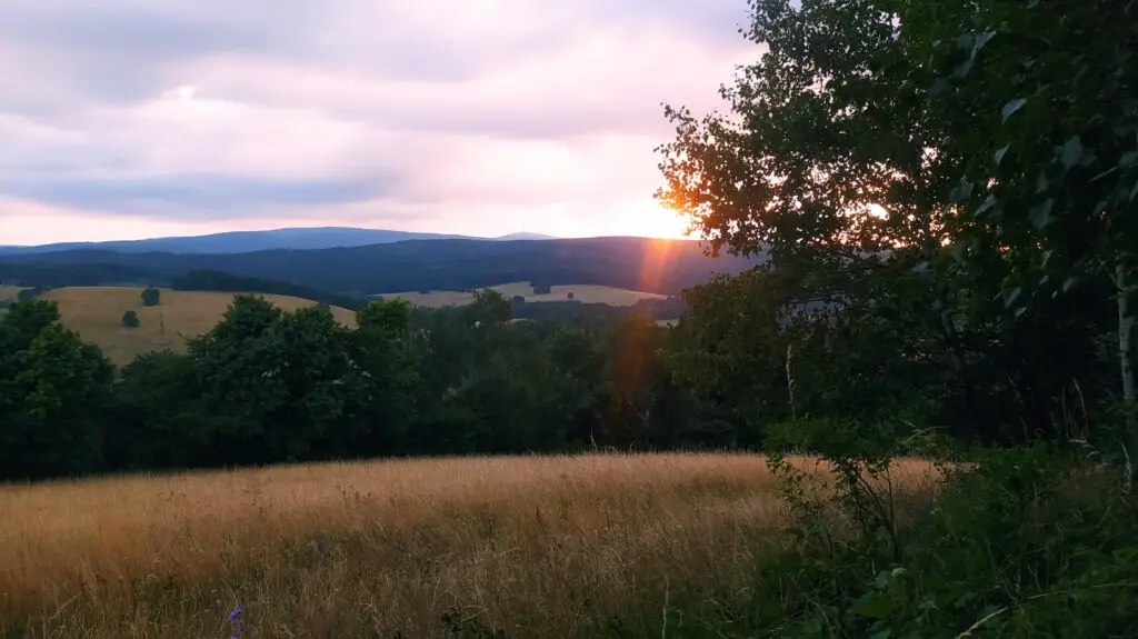 Sonnenuntergang über dem Jeseníky-Gebirge
