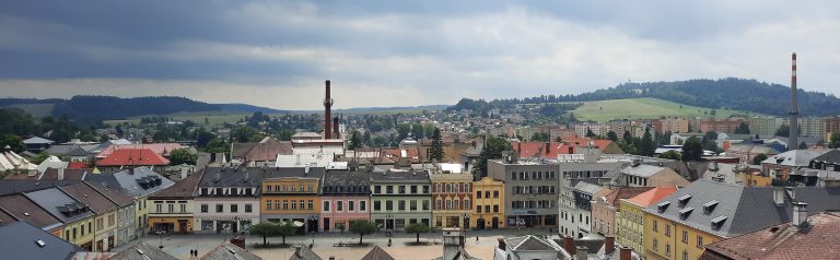 Stadtplatz in Bruntál, im Hintergrund der Köhlerberg, Blick vom Turm der katholischen Kirche auf den J.Žižka-Platz.